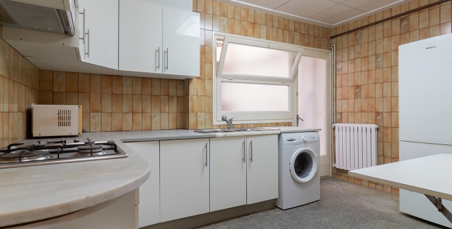 APPARTEMENT AVEC 4 CHAMBRES DOUBLES ET GRAND SALON AVEC CHEMINÉE À ST. NARCIS - GÉRONE