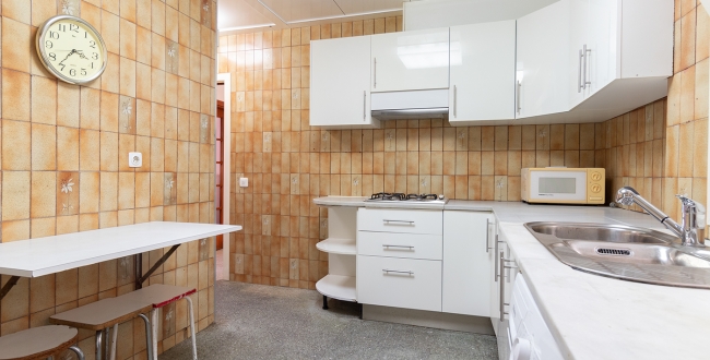 APPARTEMENT AVEC 4 CHAMBRES DOUBLES ET GRAND SALON AVEC CHEMINÉE À ST. NARCIS - GÉRONE