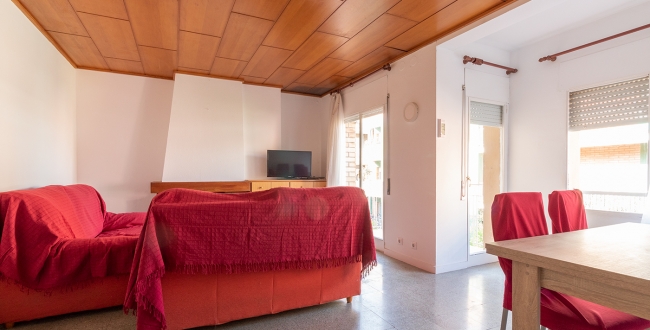 APPARTEMENT AVEC 4 CHAMBRES DOUBLES ET GRAND SALON AVEC CHEMINÉE À ST. NARCIS - GÉRONE