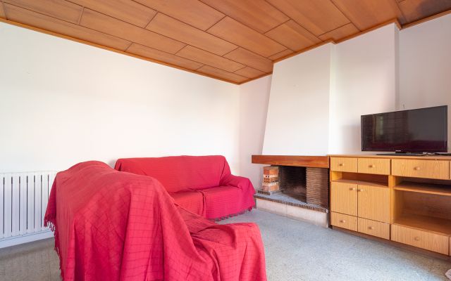 APPARTEMENT AVEC 4 CHAMBRES DOUBLES ET GRAND SALON AVEC CHEMINÉE À ST. NARCIS - GÉRONE