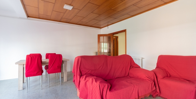 APPARTEMENT AVEC 4 CHAMBRES DOUBLES ET GRAND SALON AVEC CHEMINÉE À ST. NARCIS - GÉRONE