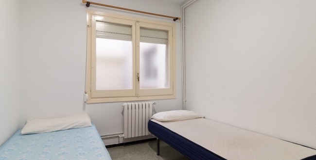 APPARTEMENT AVEC 4 CHAMBRES DOUBLES ET GRAND SALON AVEC CHEMINÉE À ST. NARCIS - GÉRONE