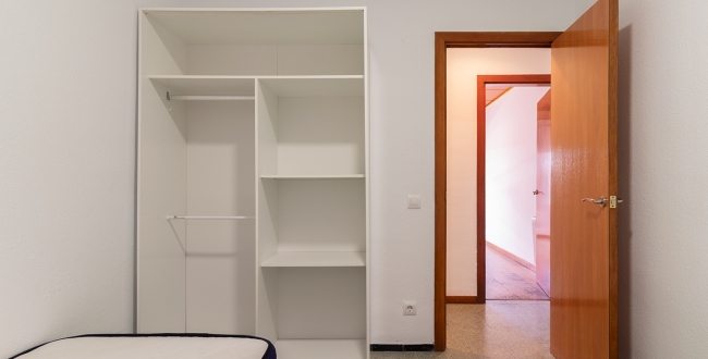 APPARTEMENT AVEC 4 CHAMBRES DOUBLES ET GRAND SALON AVEC CHEMINÉE À ST. NARCIS - GÉRONE