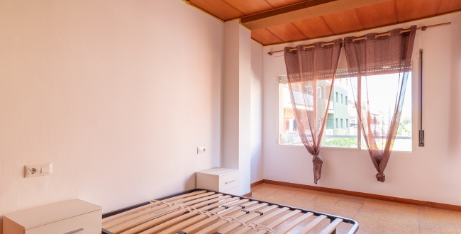 APPARTEMENT AVEC 4 CHAMBRES DOUBLES ET GRAND SALON AVEC CHEMINÉE À ST. NARCIS - GÉRONE