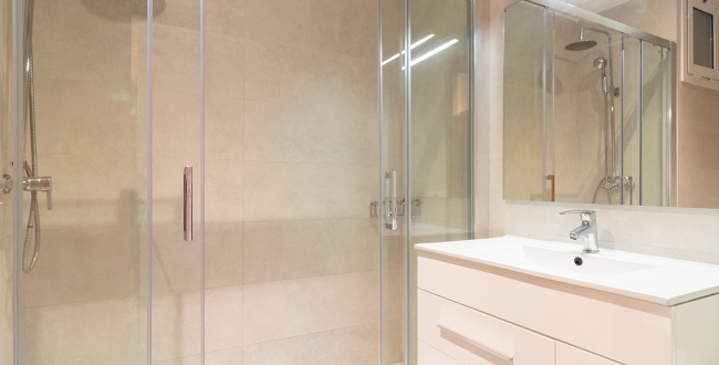APPARTEMENT AVEC 4 CHAMBRES DOUBLES ET GRAND SALON AVEC CHEMINÉE À ST. NARCIS - GÉRONE