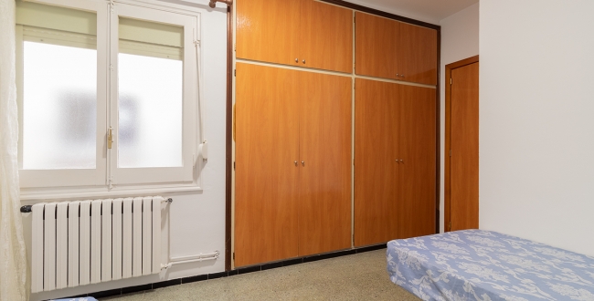 APPARTEMENT AVEC 4 CHAMBRES DOUBLES ET GRAND SALON AVEC CHEMINÉE À ST. NARCIS - GÉRONE