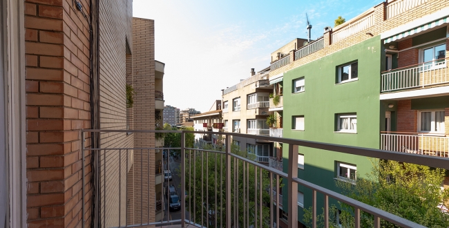 APPARTEMENT AVEC 4 CHAMBRES DOUBLES ET GRAND SALON AVEC CHEMINÉE À ST. NARCIS - GÉRONE