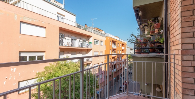 APPARTEMENT AVEC 4 CHAMBRES DOUBLES ET GRAND SALON AVEC CHEMINÉE À ST. NARCIS - GÉRONE