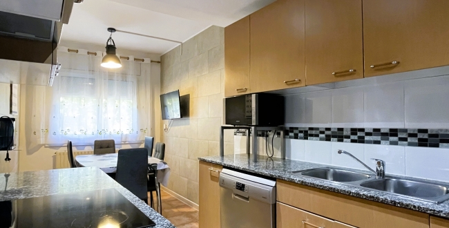 APPARTEMENT AVEC 3 CHAMBRES ET PARKING INCLUS À FONTAJAU