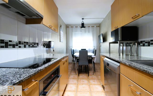 APPARTEMENT AVEC 3 CHAMBRES ET PARKING INCLUS À FONTAJAU