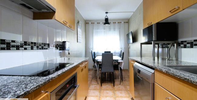 APPARTEMENT AVEC 3 CHAMBRES ET PARKING INCLUS À FONTAJAU