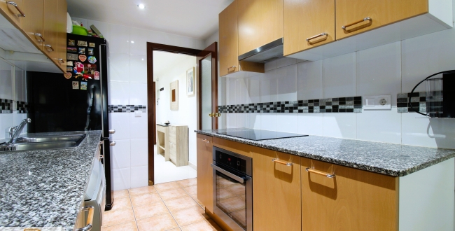 APPARTEMENT AVEC 3 CHAMBRES ET PARKING INCLUS À FONTAJAU