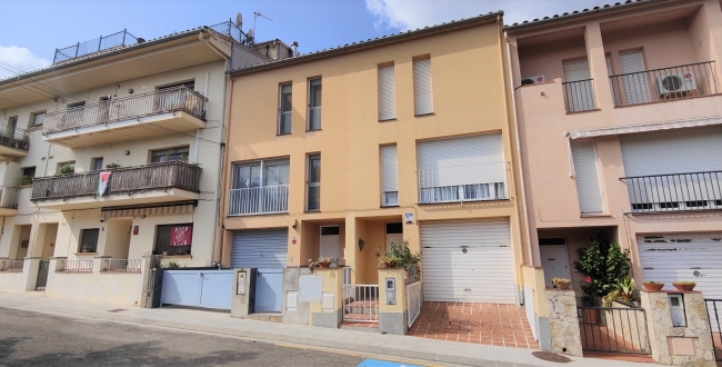 CASA ADOSADA DE 4 HABITACIONES Y PATIO EN LA BISBAL D'EMPORDÀ