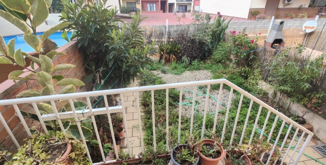 CASA ADOSADA DE 4 HABITACIONES Y PATIO EN LA BISBAL D'EMPORDÀ