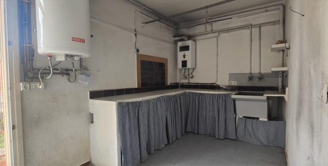 CASA ADOSADA DE 4 HABITACIONES Y PATIO EN LA BISBAL D'EMPORDÀ