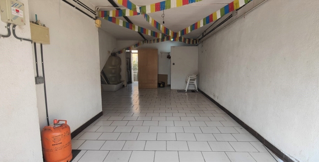 CASA ADOSADA DE 4 HABITACIONES Y PATIO EN LA BISBAL D'EMPORDÀ