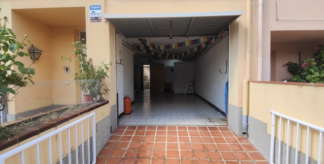 CASA ADOSADA DE 4 HABITACIONES Y PATIO EN LA BISBAL D'EMPORDÀ