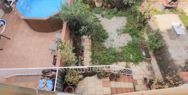 CASA ADOSADA DE 4 HABITACIONES Y PATIO EN LA BISBAL D'EMPORDÀ