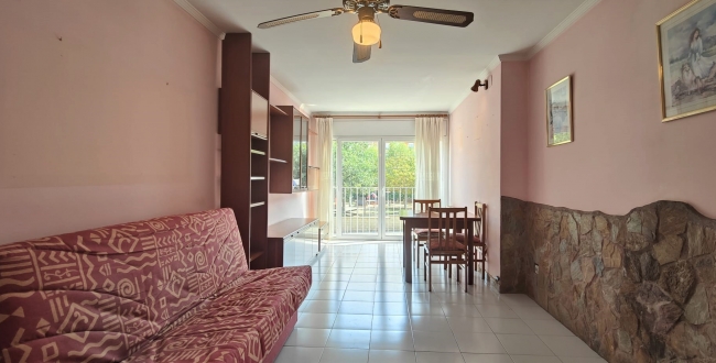 CASA ADOSADA DE 4 HABITACIONES Y PATIO EN LA BISBAL D'EMPORDÀ