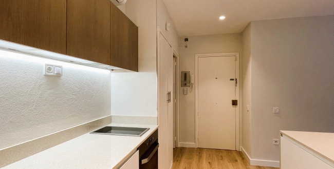 PISO DE 1 HABITACIÓN, COCINA Y COMEDOR CONCEPTO MODERNO, CON PATIO INTERIOR. RECIENTE REFORMADO CON MUEBLES Y ELECTRODOMÉSTICOS EN EL BARRI VELL DE GIRONA. ALQUILER DE TEMPORDADA