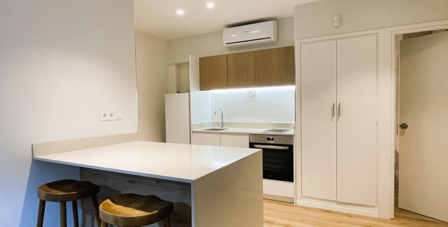PISO DE 1 HABITACIÓN, COCINA Y COMEDOR CONCEPTO MODERNO, CON PATIO INTERIOR. RECIENTE REFORMADO CON MUEBLES Y ELECTRODOMÉSTICOS EN EL BARRI VELL DE GIRONA. ALQUILER DE TEMPORDADA