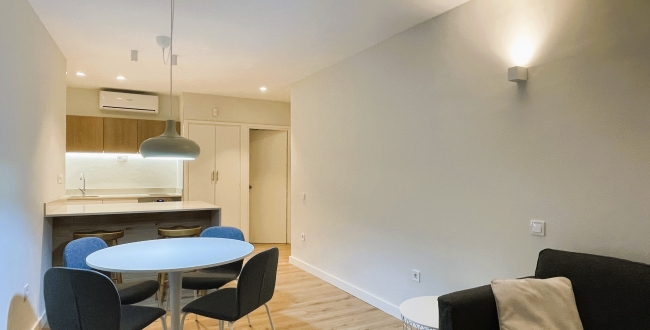 PISO DE 1 HABITACIÓN, COCINA Y COMEDOR CONCEPTO MODERNO, CON PATIO INTERIOR. RECIENTE REFORMADO CON MUEBLES Y ELECTRODOMÉSTICOS EN EL BARRI VELL DE GIRONA. ALQUILER DE TEMPORDADA