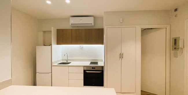 PISO DE 1 HABITACIÓN, COCINA Y COMEDOR CONCEPTO MODERNO, CON PATIO INTERIOR. RECIENTE REFORMADO CON MUEBLES Y ELECTRODOMÉSTICOS EN EL BARRI VELL DE GIRONA. ALQUILER DE TEMPORDADA