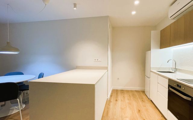 PISO DE 1 HABITACIÓN, COCINA Y COMEDOR CONCEPTO MODERNO, CON PATIO INTERIOR. RECIENTE REFORMADO CON MUEBLES Y ELECTRODOMÉSTICOS EN EL BARRI VELL DE GIRONA. ALQUILER DE TEMPORDADA