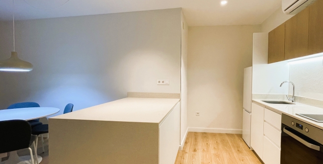 PISO DE 1 HABITACIÓN, COCINA Y COMEDOR CONCEPTO MODERNO, CON PATIO INTERIOR. RECIENTE REFORMADO CON MUEBLES Y ELECTRODOMÉSTICOS EN EL BARRI VELL DE GIRONA. ALQUILER DE TEMPORDADA