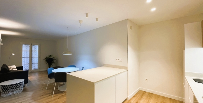PISO DE 1 HABITACIÓN, COCINA Y COMEDOR CONCEPTO MODERNO, CON PATIO INTERIOR. RECIENTE REFORMADO CON MUEBLES Y ELECTRODOMÉSTICOS EN EL BARRI VELL DE GIRONA. ALQUILER DE TEMPORDADA