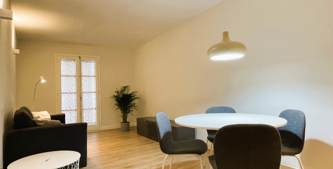 PISO DE 1 HABITACIÓN, COCINA Y COMEDOR CONCEPTO MODERNO, CON PATIO INTERIOR. RECIENTE REFORMADO CON MUEBLES Y ELECTRODOMÉSTICOS EN EL BARRI VELL DE GIRONA. ALQUILER DE TEMPORDADA