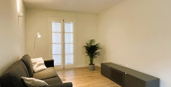 PISO DE 1 HABITACIÓN, COCINA Y COMEDOR CONCEPTO MODERNO, CON PATIO INTERIOR. RECIENTE REFORMADO CON MUEBLES Y ELECTRODOMÉSTICOS EN EL BARRI VELL DE GIRONA. ALQUILER DE TEMPORDADA
