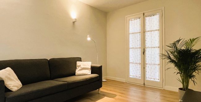 PISO DE 1 HABITACIÓN, COCINA Y COMEDOR CONCEPTO MODERNO, CON PATIO INTERIOR. RECIENTE REFORMADO CON MUEBLES Y ELECTRODOMÉSTICOS EN EL BARRI VELL DE GIRONA. ALQUILER DE TEMPORDADA