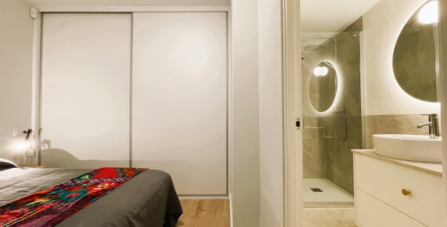 PISO DE 1 HABITACIÓN, COCINA Y COMEDOR CONCEPTO MODERNO, CON PATIO INTERIOR. RECIENTE REFORMADO CON MUEBLES Y ELECTRODOMÉSTICOS EN EL BARRI VELL DE GIRONA. ALQUILER DE TEMPORDADA