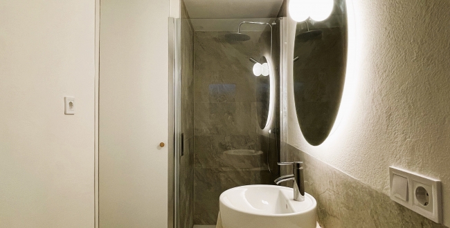 PISO DE 1 HABITACIÓN, COCINA Y COMEDOR CONCEPTO MODERNO, CON PATIO INTERIOR. RECIENTE REFORMADO CON MUEBLES Y ELECTRODOMÉSTICOS EN EL BARRI VELL DE GIRONA. ALQUILER DE TEMPORDADA
