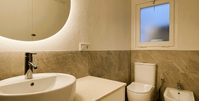 PISO DE 1 HABITACIÓN, COCINA Y COMEDOR CONCEPTO MODERNO, CON PATIO INTERIOR. RECIENTE REFORMADO CON MUEBLES Y ELECTRODOMÉSTICOS EN EL BARRI VELL DE GIRONA. ALQUILER DE TEMPORDADA