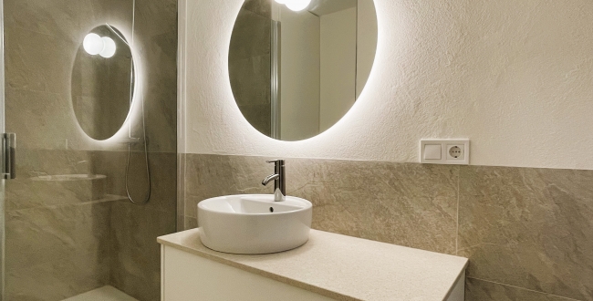 PISO DE 1 HABITACIÓN, COCINA Y COMEDOR CONCEPTO MODERNO, CON PATIO INTERIOR. RECIENTE REFORMADO CON MUEBLES Y ELECTRODOMÉSTICOS EN EL BARRI VELL DE GIRONA. ALQUILER DE TEMPORDADA