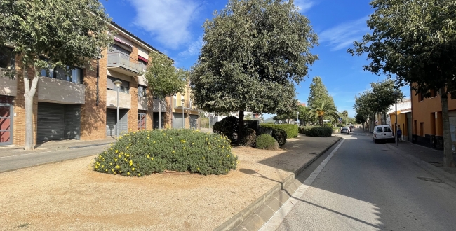 CASA ADOSSADA REFORMADA ALS ANYS 2000 AMB GRANS HABITACIONS I GALERIES A PALAFRUGELL