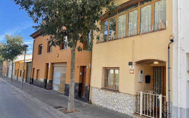 CASA ADOSADA REFORMADA A LOS AÑOS 2000 CON GRANDES HABITACIONES Y GALERÍAS EN PALAFRUGELL