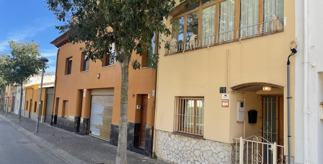 CASA ADOSSADA REFORMADA ALS ANYS 2000 AMB GRANS HABITACIONS I GALERIES A PALAFRUGELL