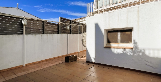 CASA ADOSSADA REFORMADA ALS ANYS 2000 AMB GRANS HABITACIONS I GALERIES A PALAFRUGELL