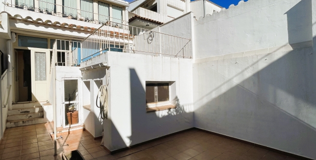 CASA ADOSSADA REFORMADA ALS ANYS 2000 AMB GRANS HABITACIONS I GALERIES A PALAFRUGELL