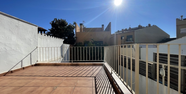 CASA ADOSSADA REFORMADA ALS ANYS 2000 AMB GRANS HABITACIONS I GALERIES A PALAFRUGELL