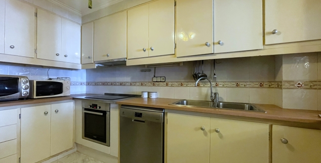 CASA ADOSSADA REFORMADA ALS ANYS 2000 AMB GRANS HABITACIONS I GALERIES A PALAFRUGELL