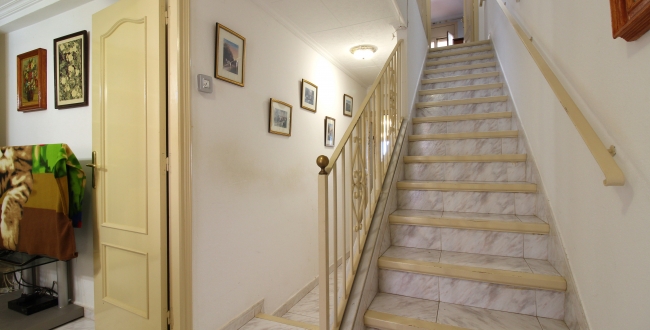 CASA ADOSSADA REFORMADA ALS ANYS 2000 AMB GRANS HABITACIONS I GALERIES A PALAFRUGELL