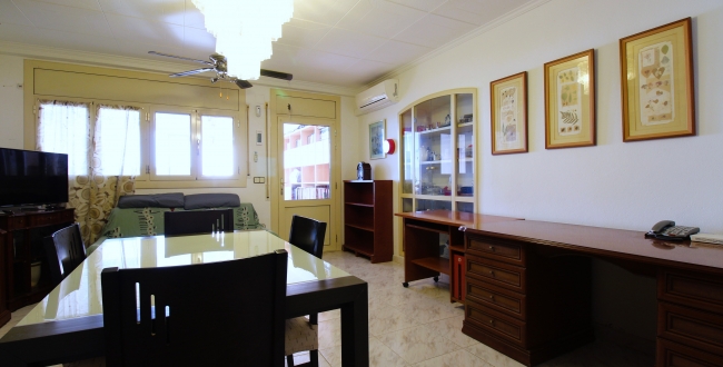CASA ADOSSADA REFORMADA ALS ANYS 2000 AMB GRANS HABITACIONS I GALERIES A PALAFRUGELL