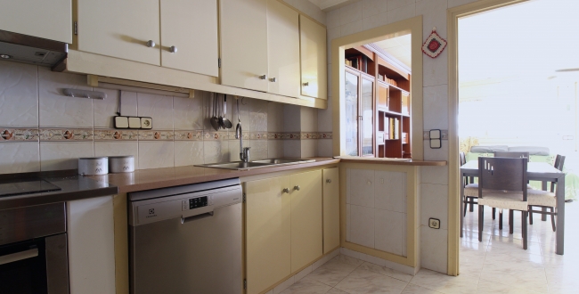 CASA ADOSSADA REFORMADA ALS ANYS 2000 AMB GRANS HABITACIONS I GALERIES A PALAFRUGELL