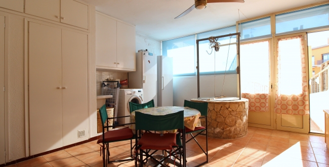 CASA ADOSSADA REFORMADA ALS ANYS 2000 AMB GRANS HABITACIONS I GALERIES A PALAFRUGELL