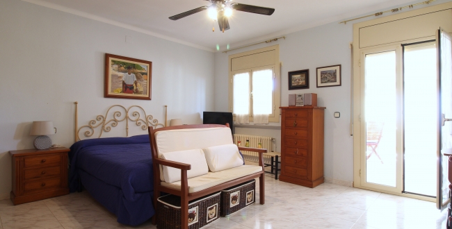 CASA ADOSSADA REFORMADA ALS ANYS 2000 AMB GRANS HABITACIONS I GALERIES A PALAFRUGELL