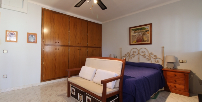 CASA ADOSSADA REFORMADA ALS ANYS 2000 AMB GRANS HABITACIONS I GALERIES A PALAFRUGELL